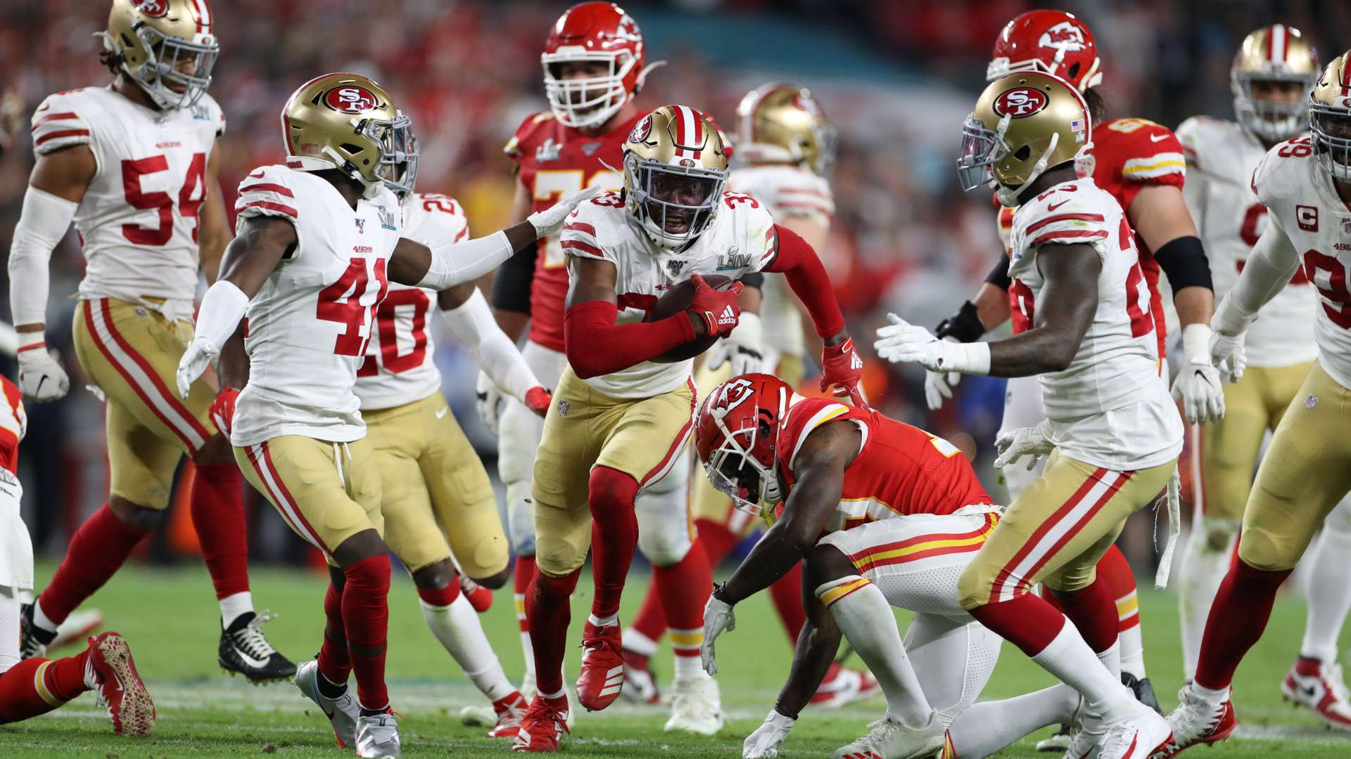 根据著名数据网站WhoScored的统计，本赛季五大联赛长传成功率最高的球员是皇马中场克罗斯。这份榜单只统计了长传超过100次的球员，其中克罗斯的成功率高达85.9%！[详细].